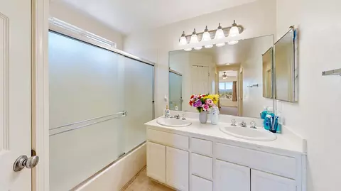 Bath - 470 Baldwin Ct, Tracy, CA 95376 photo 2 of 3
