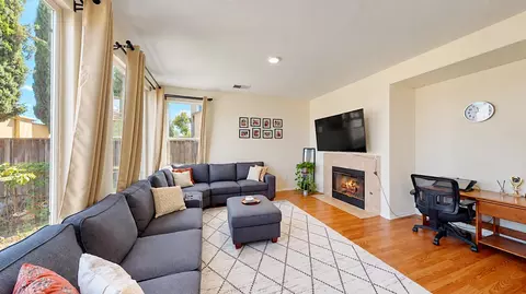 Living - 470 Baldwin Ct, Tracy, CA 95376 photo 3 of 5