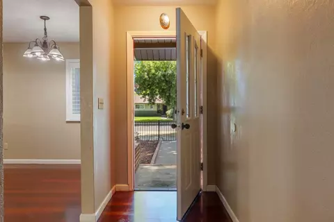 Entry Way - 2905 Debbie Ln, Modesto, CA 95350 photo 2 of 9