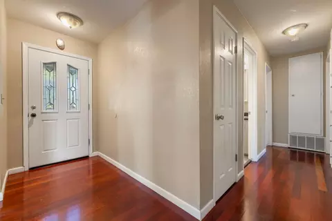 Entry Way - 2905 Debbie Ln, Modesto, CA 95350 photo 4 of 9