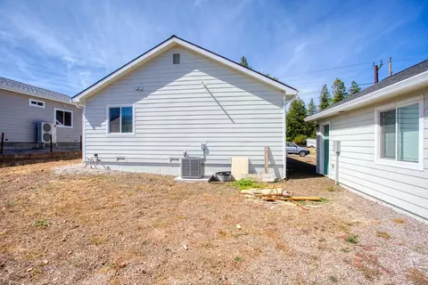 Exterior - 1523 Alameda Ave, Weed, CA 96094 photo 5 of 6