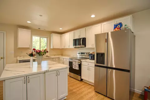 Kitchen - 1523 Alameda Ave, Weed, CA 96094 photo 2 of 3