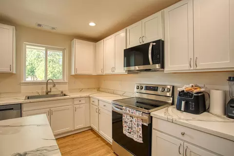 Kitchen - 1523 Alameda Ave, Weed, CA 96094 photo 3 of 3