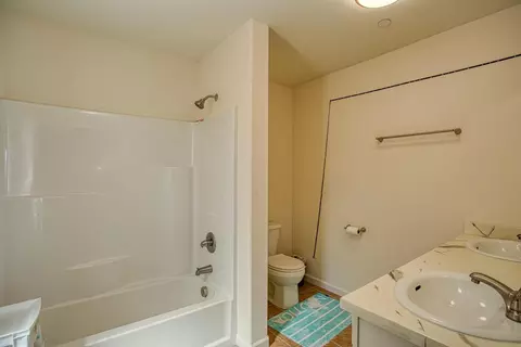Bath - 1523 Alameda Ave, Weed, CA 96094 photo 3 of 3