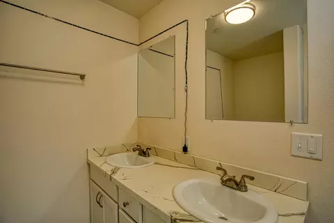 Bath - 1523 Alameda Ave, Weed, CA 96094 photo 2 of 3