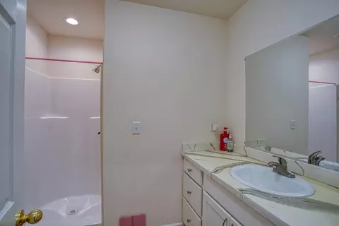 Bath - 1523 Alameda Ave, Weed, CA 96094 photo 1 of 3