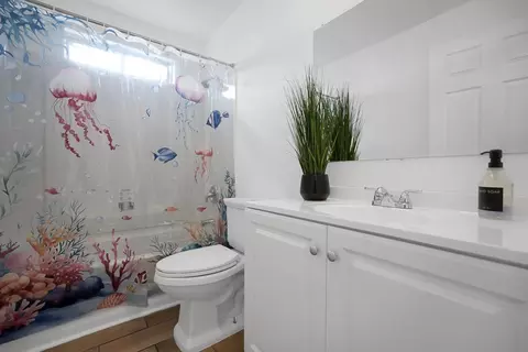 Bath - 34 Skylark Ct, Merced, CA 95341 photo 1 of 2