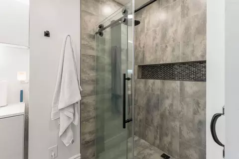 Bath - 5222 Locust Ave, Carmichael, CA 95608 photo 2 of 4