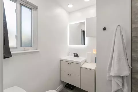 Bath - 5222 Locust Ave, Carmichael, CA 95608 photo 1 of 4