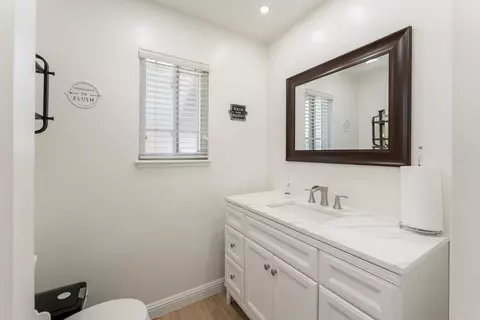 Bath - 5222 Locust Ave, Carmichael, CA 95608 photo 3 of 4