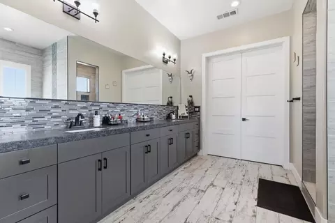 Bath - 19206 S Bloss Ave, Hilmar, CA 95324 photo 2 of 9