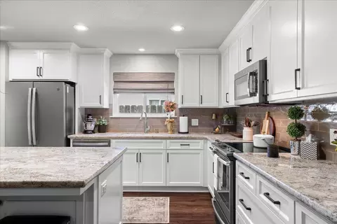 Kitchen - 1041 Parkside Ave, Manteca, CA 95336 photo 5 of 7