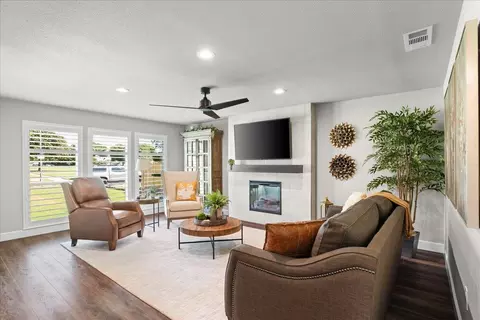 Living - 1041 Parkside Ave, Manteca, CA 95336 photo 5 of 6
