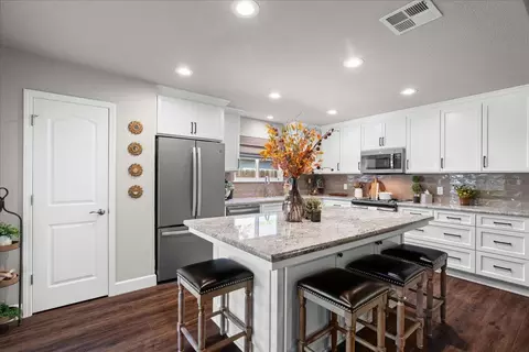 Kitchen - 1041 Parkside Ave, Manteca, CA 95336 photo 6 of 7