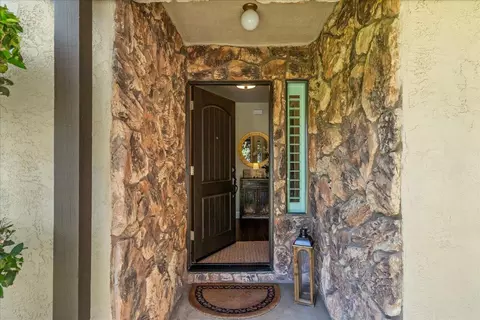 Entry Way - 1041 Parkside Ave, Manteca, CA 95336 photo 2 of 5