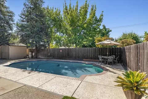 Exterior - 1041 Parkside Ave, Manteca, CA 95336 photo 16 of 20