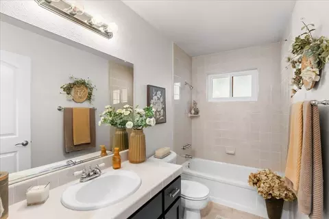 Bath - 1041 Parkside Ave, Manteca, CA 95336 photo 1 of 3
