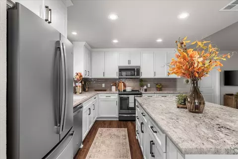 Kitchen - 1041 Parkside Ave, Manteca, CA 95336 photo 3 of 7