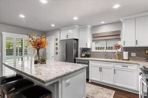 Kitchen - 1041 Parkside Ave, Manteca, CA 95336 photo 4 of 7