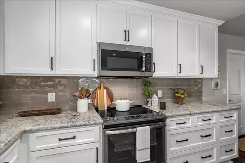Kitchen - 1041 Parkside Ave, Manteca, CA 95336 photo 2 of 7