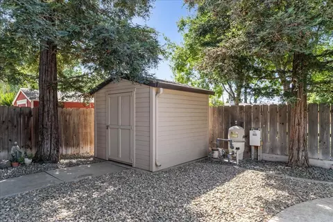 Exterior - 1041 Parkside Ave, Manteca, CA 95336 photo 10 of 20