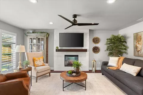 Living - 1041 Parkside Ave, Manteca, CA 95336 photo 6 of 6