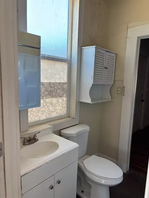 Bath - 2012 E Marsh St, Stockton, CA 95205 photo 1 of 2