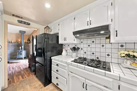 Kitchen - 588 Carrigane Way, Manteca, CA 95337 photo 3 of 4