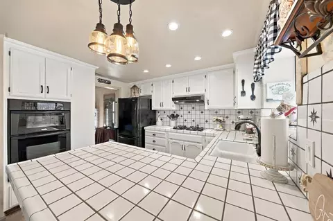 Kitchen - 588 Carrigane Way, Manteca, CA 95337 photo 4 of 4