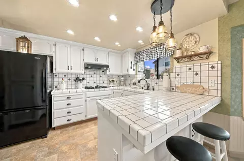 Kitchen - 588 Carrigane Way, Manteca, CA 95337 photo 2 of 4