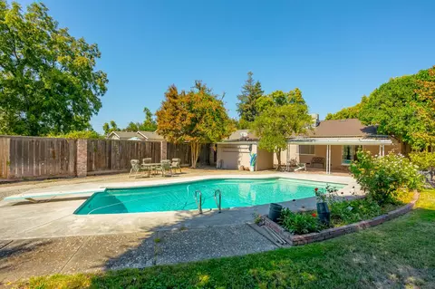 Exterior - 612 Hilton St, Modesto, CA 95350 photo 11 of 13