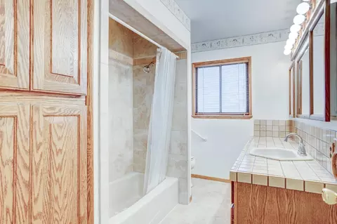 Bath - 612 Hilton St, Modesto, CA 95350 photo 2 of 2