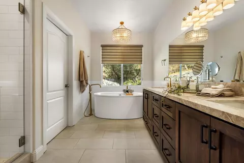 Bath - 11120 Shadow Ct, Auburn, CA 95602 photo 1 of 5