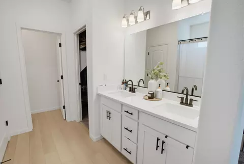 Entry Way - 730 Arrowhead Dr, Madera, CA 93636 photo 5 of 6