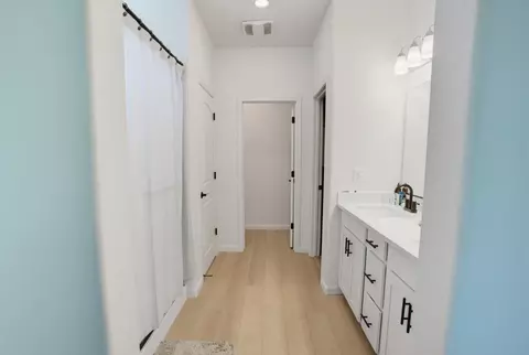Entry Way - 730 Arrowhead Dr, Madera, CA 93636 photo 4 of 6