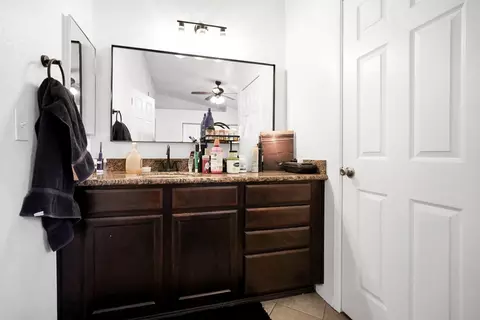 Bath - 450 Hawthorne Dr, Tracy, CA 95376 photo 2 of 3