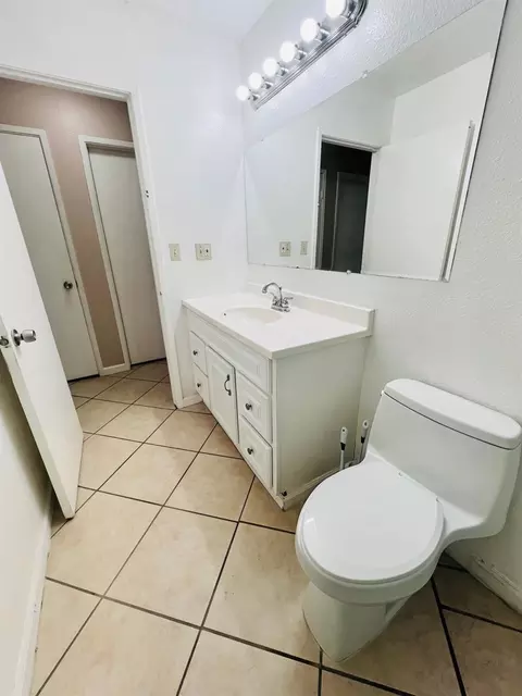 Bath - 1748 Darwin Ave, Ceres, CA 95307 photo 2 of 4