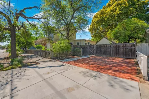 Exterior - 1121 4th St, Davis, CA 95616 photo 6 of 9