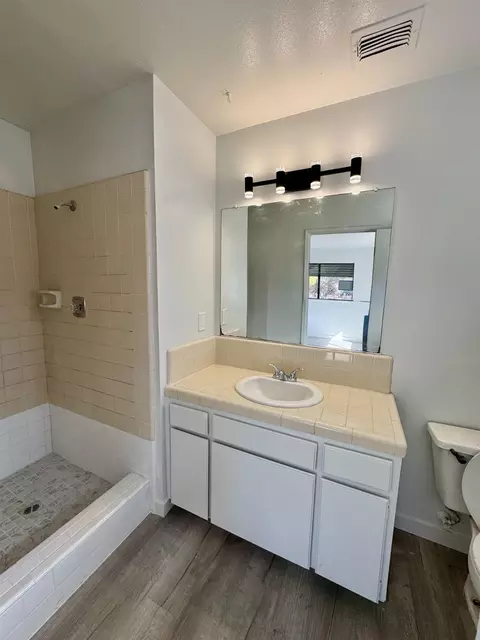 Bath - 31660 Apache Rd, Coarsegold, CA 93614 photo 2 of 2
