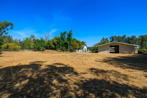 Exterior - 477 N Hewitt Rd, Linden, CA 95236 photo 6 of 11
