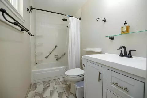 Bath - 477 N Hewitt Rd, Linden, CA 95236 photo 1 of 3