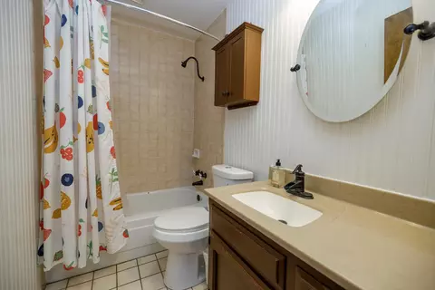 Bath - 477 N Hewitt Rd, Linden, CA 95236 photo 2 of 3