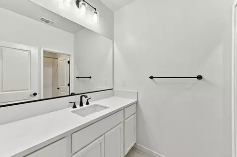 Bath - 4603 Flagstaff Dr, Folsom, CA 95630 photo 3 of 8