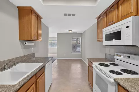 Kitchen - 440 Cherry Ln #C, Manteca, CA 95337 photo 4 of 5