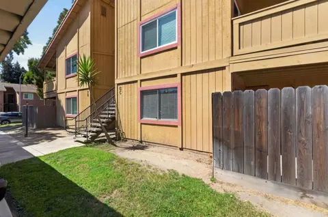 Exterior - 440 Cherry Ln #C, Manteca, CA 95337 photo 1 of 3