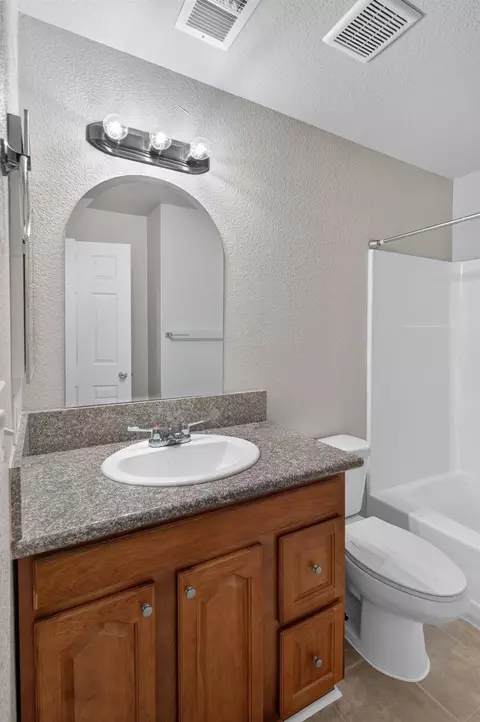 Bath - 440 Cherry Ln #C, Manteca, CA 95337 photo 1 of 2