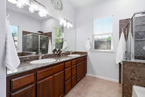 Bath - 565 Sepp Ct, Ripon, CA 95366 photo 2 of 4