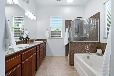 Bath - 565 Sepp Ct, Ripon, CA 95366 photo 1 of 4