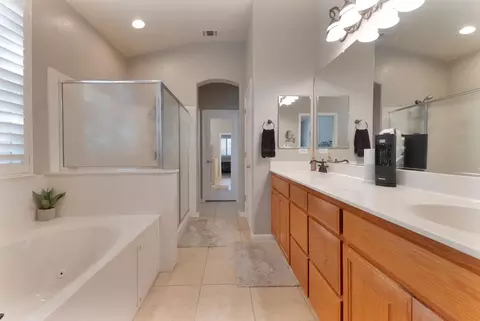Entry Way - 190 Kentucky Ct, Manteca, CA 95337 photo 5 of 6