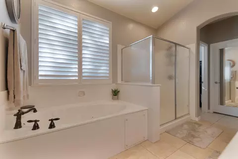 Bath - 190 Kentucky Ct, Manteca, CA 95337 photo 2 of 5